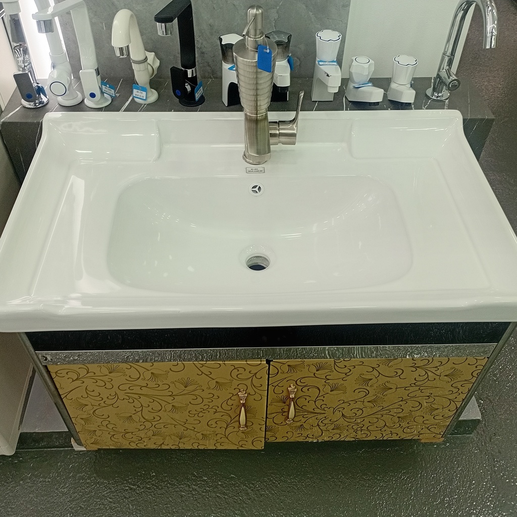 "BATHROOM CABINET WITH BASIN 
(STAINLESS STEEL)Size:800*480*480mm 
Mirror Size:800*20*600mm
Tier Shelf Size:800*120*40mm "
800*480*480 
Box Code: BCB 0361