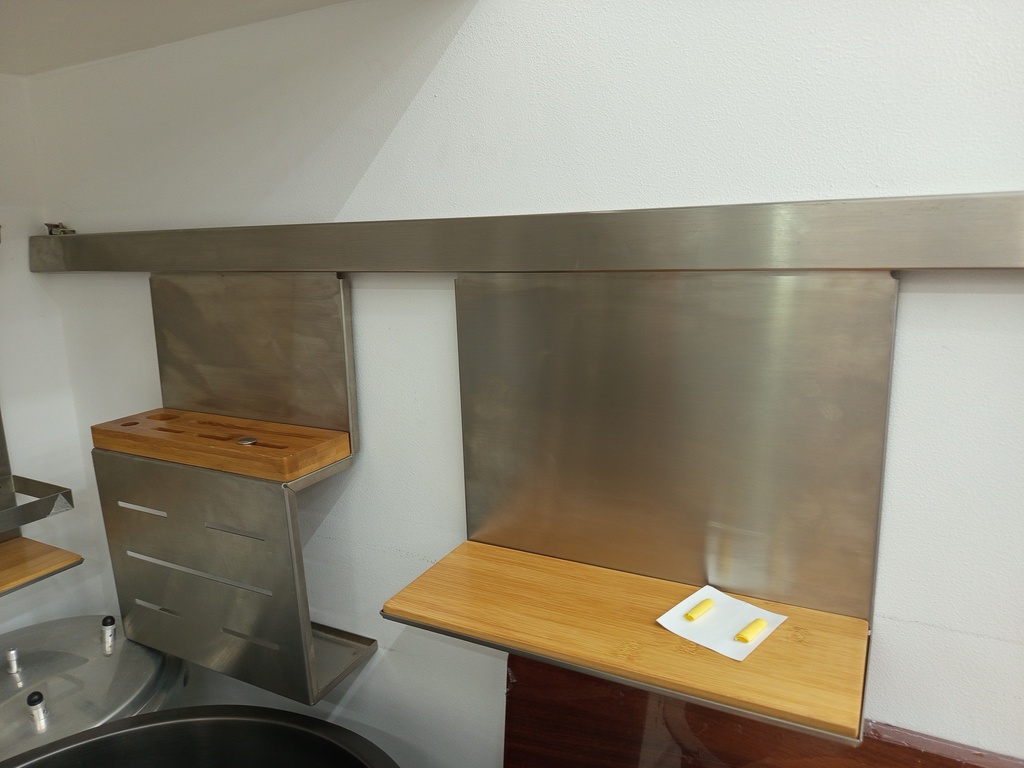 47710801BN
980mm hanging board + lower shelt