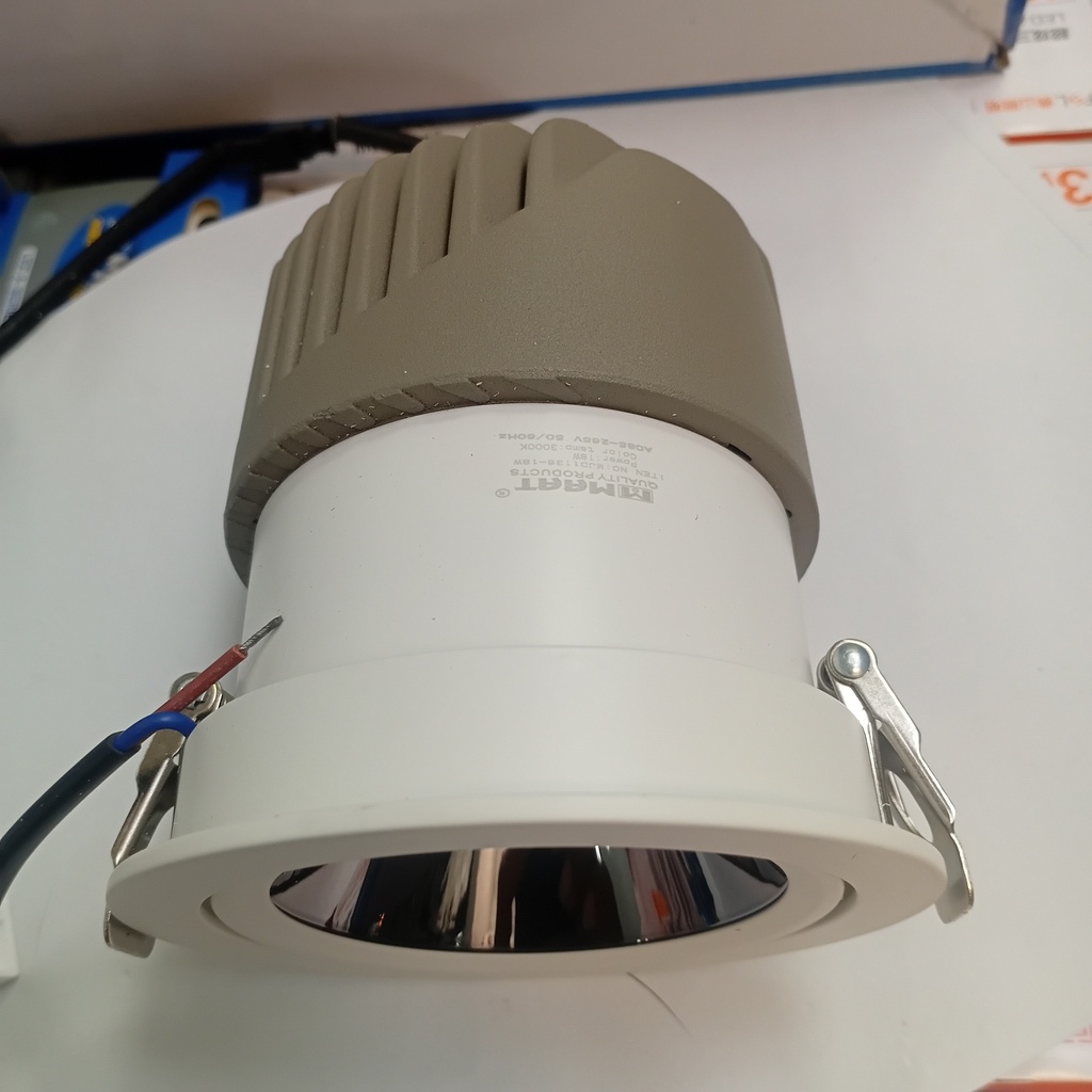 MOVEBLE SPOT LIGHT
JD1136-18W-WW 3K
Z000639/JD1136-18WW