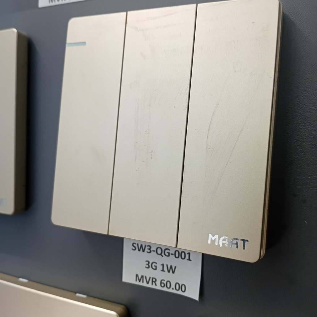 3 GANG 1 WAY SWITCH   GOLD
 Box Code: Q5C2Q/2Y