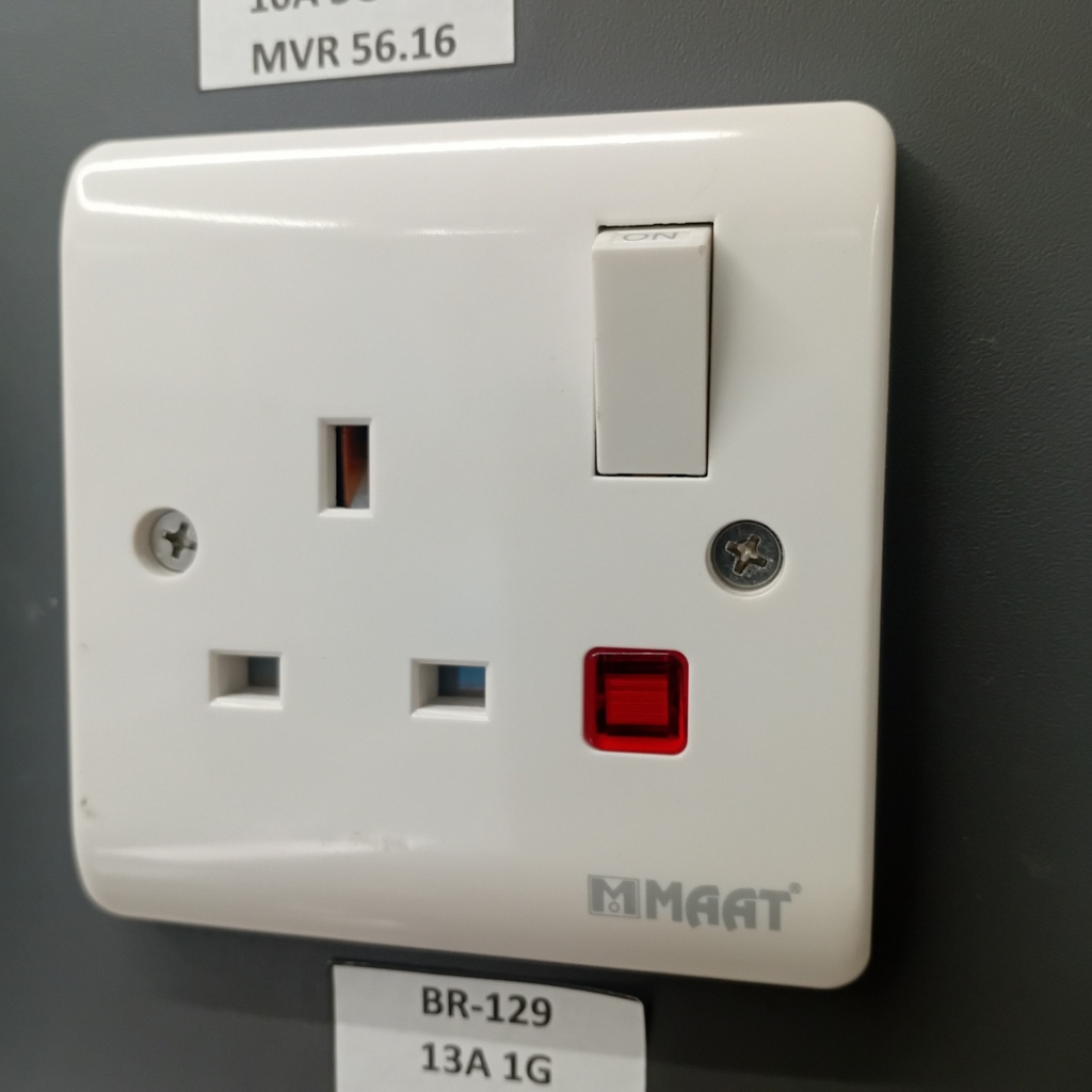 MAAT Z407 13A 1 G Switched socket W/NEONS SINGLE POLE