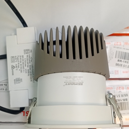 [LT-SL1-002] MOVEBLE SPOT LIGHT
JD1136-18W-WH 6K
Z000638/JD1136-18WH